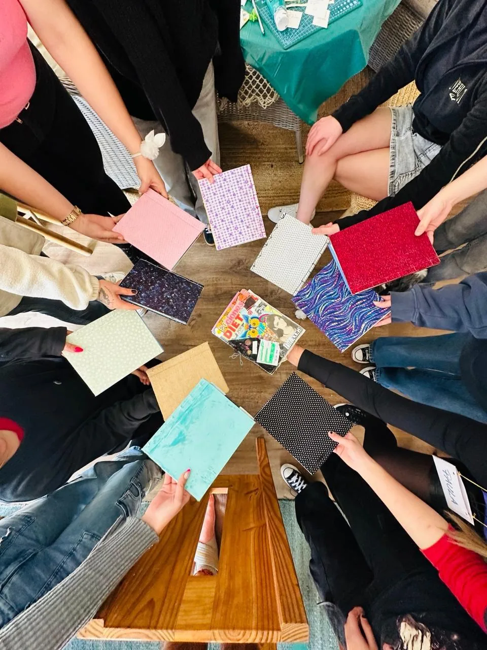 Taller grupal de arteterapia con jóvenes y adultos en Concón