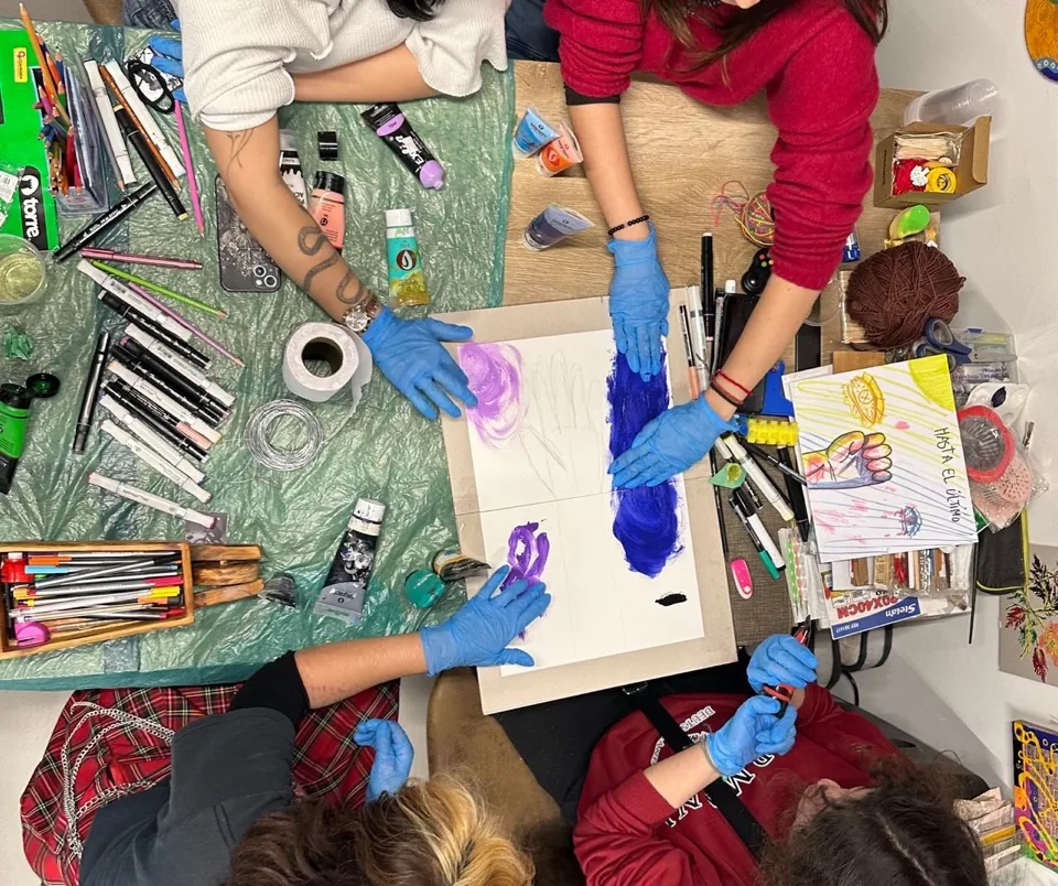 Sesión de arte terapia grupal en proceso